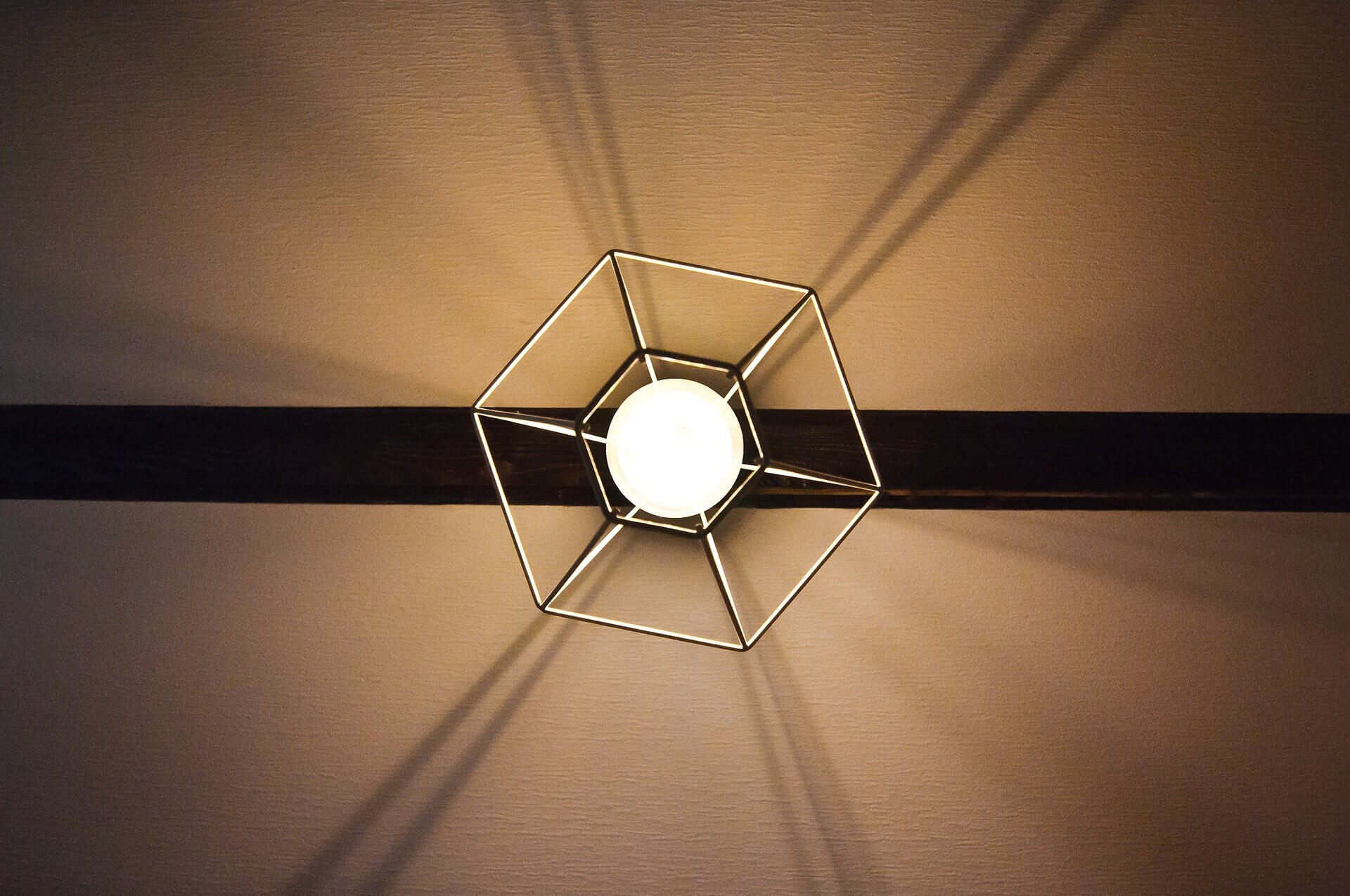 Zelf je lampen ophangen doe je zo